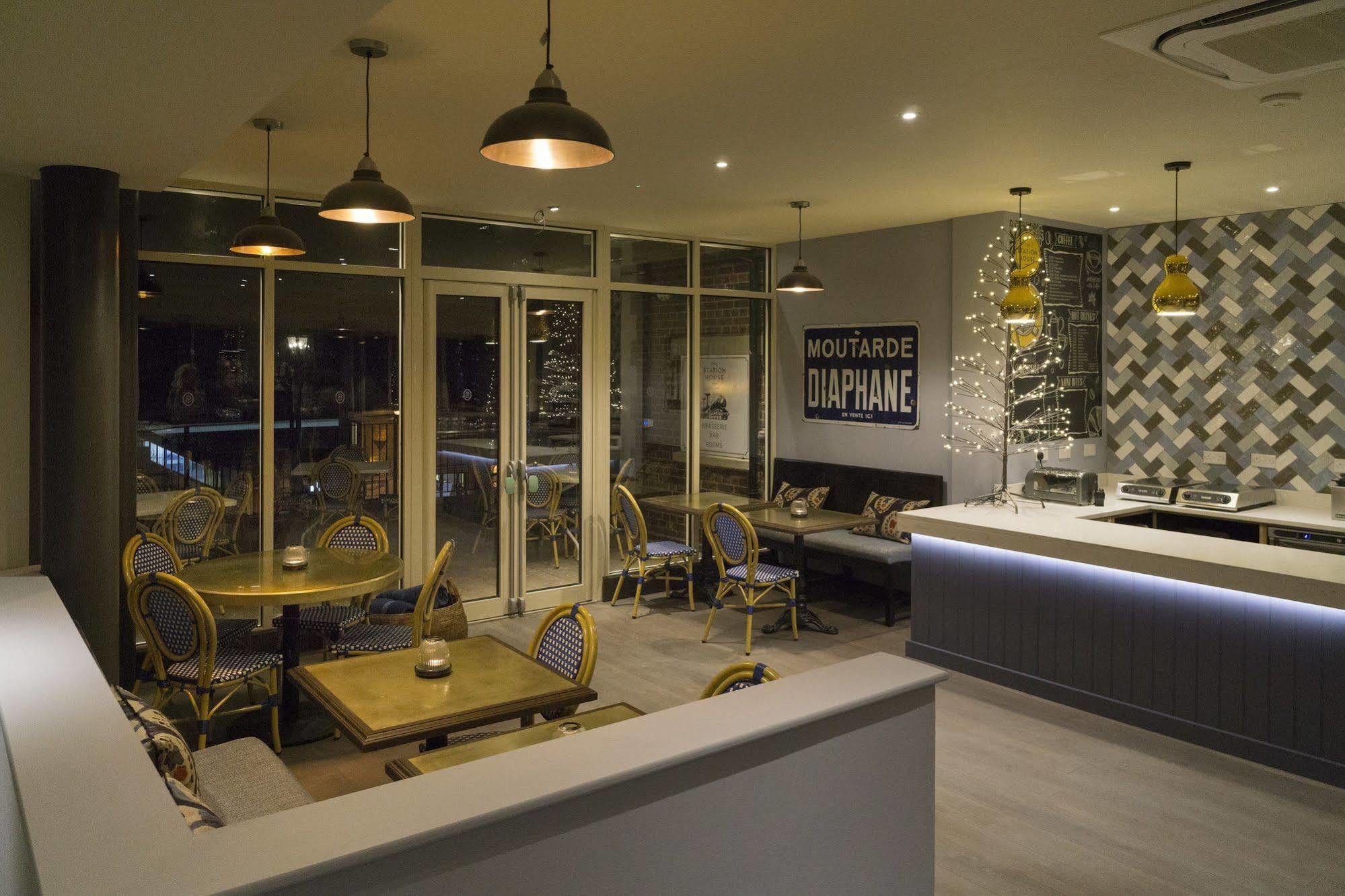 Harper'S Steakhouse With Rooms, هزلمر المظهر الخارجي الصورة